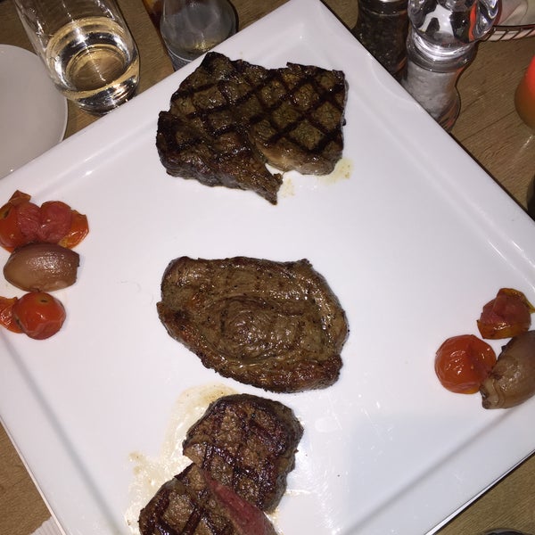 Foto scattata a Columbia Steak House da Yiannis K. il 5/9/2016
