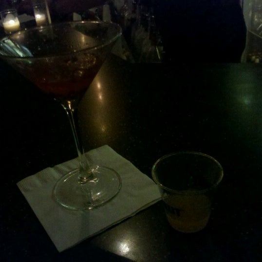 Photo prise au Nic&#39;s Martini Lounge par Katherine W. le12/8/2012