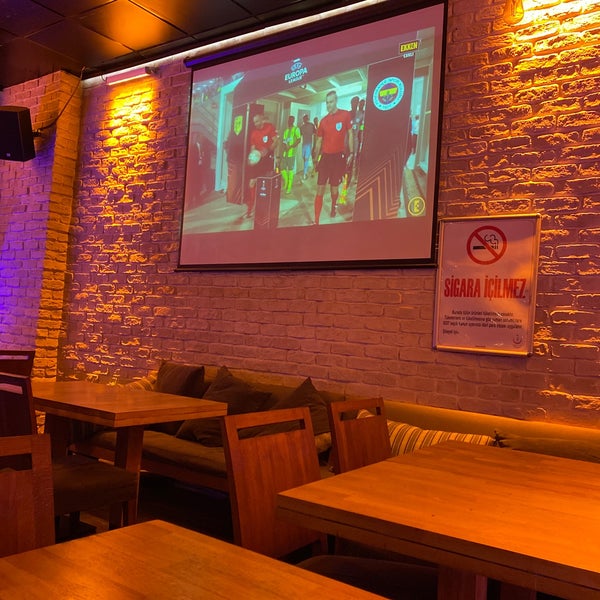Foto scattata a Korner Dinner &amp; Beer Cafe da Cengiz G. il 10/13/2022