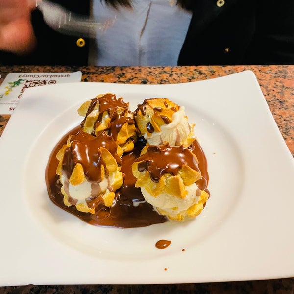 Los profiteroles es un postre que no debe de faltar cada que asistan a este lugar, excelente sabor, un plato para dos personas es suficiente.