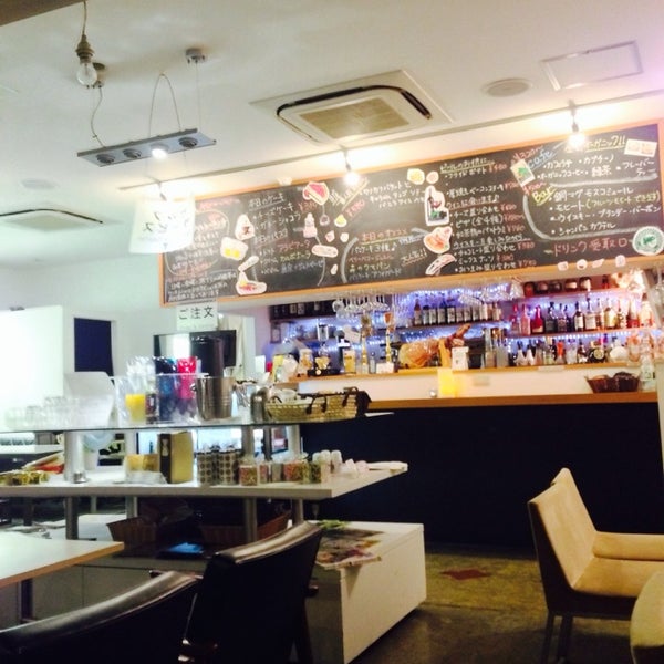 Foto scattata a cafe&amp;bar UNDERBAR da HIRO H. il 4/10/2014