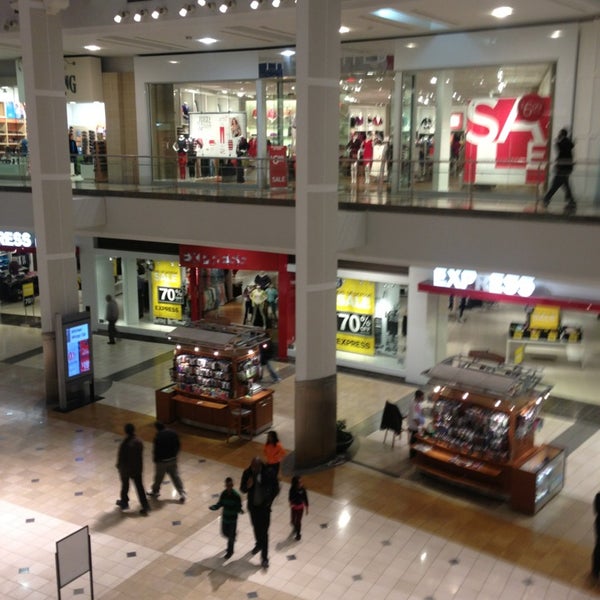 รูปภาพถ่ายที่ Triangle Town Center Mall โดย Trey R. เมื่อ 1/4/2013