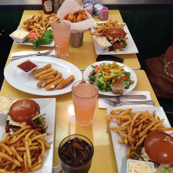 Foto scattata a Burger Heaven da Alex A. il 11/1/2014