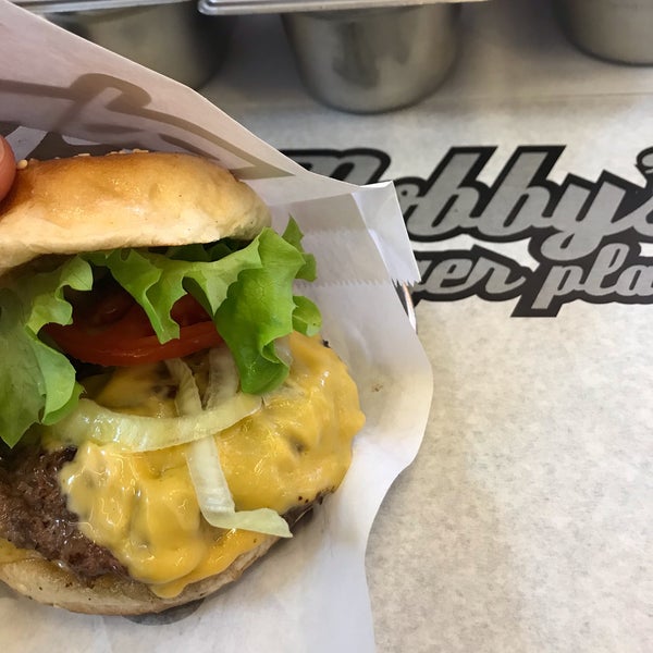 Снимок сделан в Dobby&#39;s Burger Place пользователем Doruk S. 4/6/2019