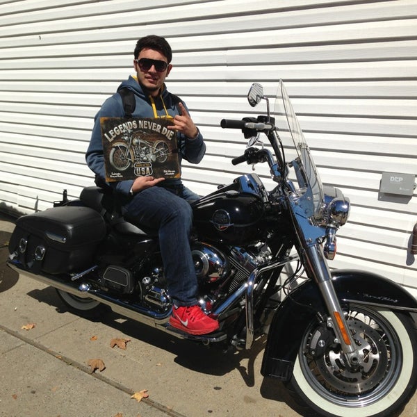 Снимок сделан в Harley-Davidson of NYC пользователем Eren Y. 9/17/2013