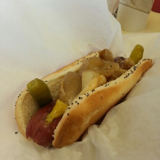 รูปภาพถ่ายที่ Hot Dog Heaven โดย Yezi V. เมื่อ 1/31/2013
