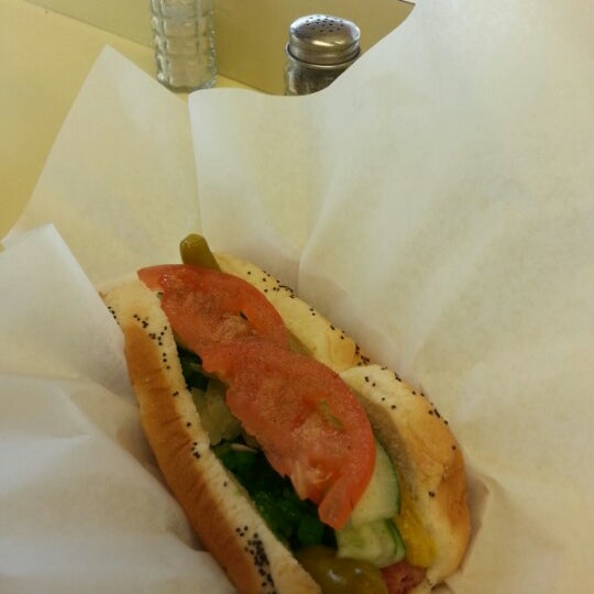 รูปภาพถ่ายที่ Hot Dog Heaven โดย Yezi V. เมื่อ 1/31/2013