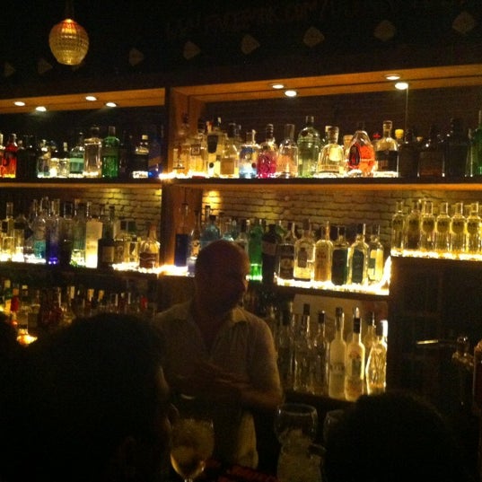 10/13/2012 tarihinde SucioCaballo d.ziyaretçi tarafından Ultramarinos Hendrick&#39;s Bar'de çekilen fotoğraf