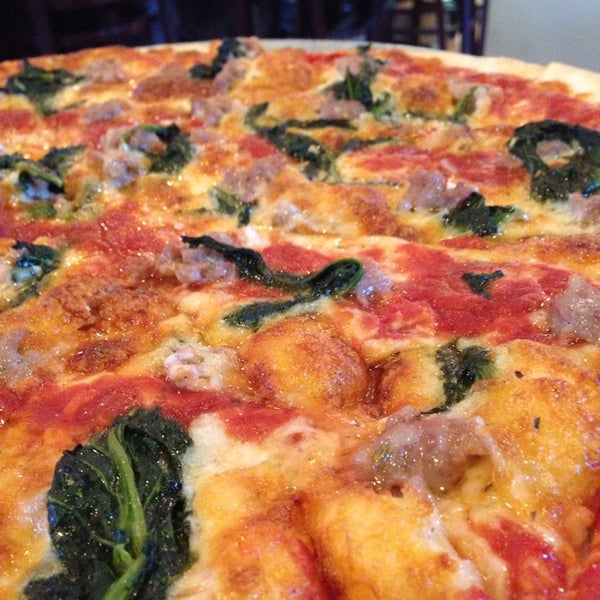 Foto diambil di Strawberry&#39;s Pub &amp; Pizza oleh GuzzyGurl pada 9/18/2014