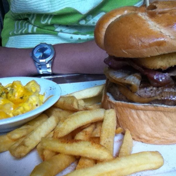 รูปภาพถ่ายที่ Gourmet Burger Company (GBC) โดย Melvin A. เมื่อ 6/8/2013