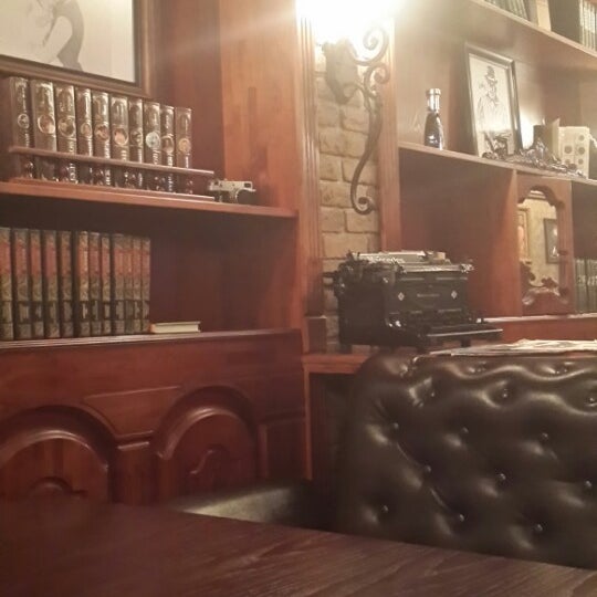 6/26/2013 tarihinde Mik T.ziyaretçi tarafından Churchill Pub / Черчилль Паб'de çekilen fotoğraf