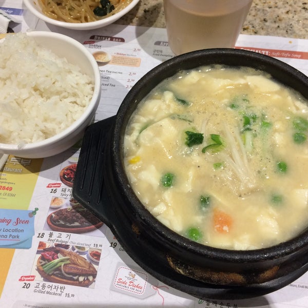 Das Foto wurde bei Kaju Soft Tofu Restaurant von Vanessa L. am 2/23/2017 aufgenommen