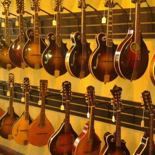 Foto tirada no(a) Gruhn Guitars por Steve F. em 11/8/2012