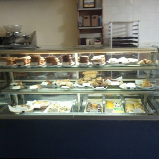 รูปภาพถ่ายที่ Upper Crust Bakery &amp; Eatery โดย Lars E. เมื่อ 10/15/2012
