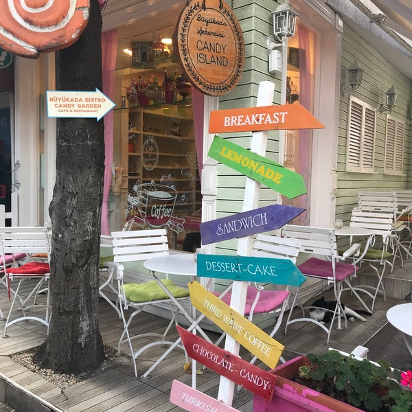 Foto diambil di Büyükada Şekercisi Candy Island Cafe Patisserie oleh Begum A. pada 9/20/2018