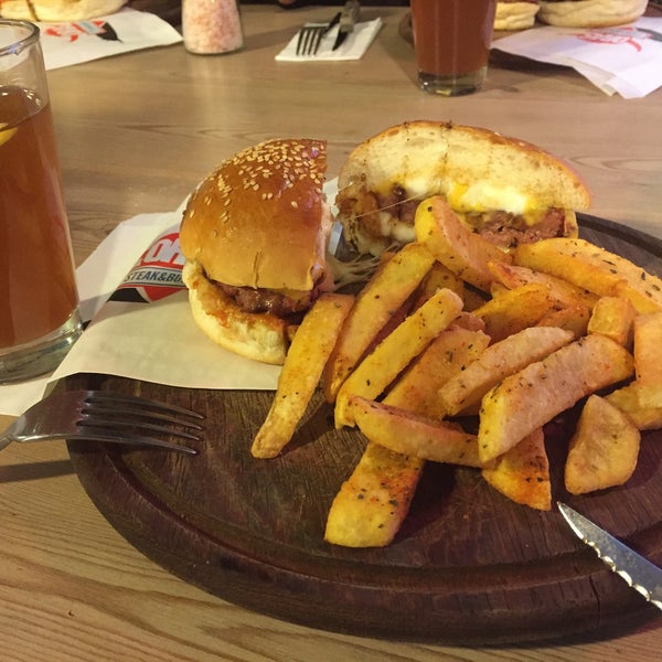 Foto diambil di Ora&#39; Steak &amp; Burgers oleh Emel U. pada 2/21/2018
