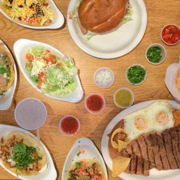 9/9/2014 tarihinde Mauriceziyaretçi tarafından La Fogata Mexican Restaurant &amp; Catering'de çekilen fotoğraf