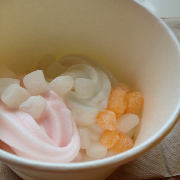 Photo taken at Yoppi Frozen Yogurt by Keiko M. on 8/15/2014