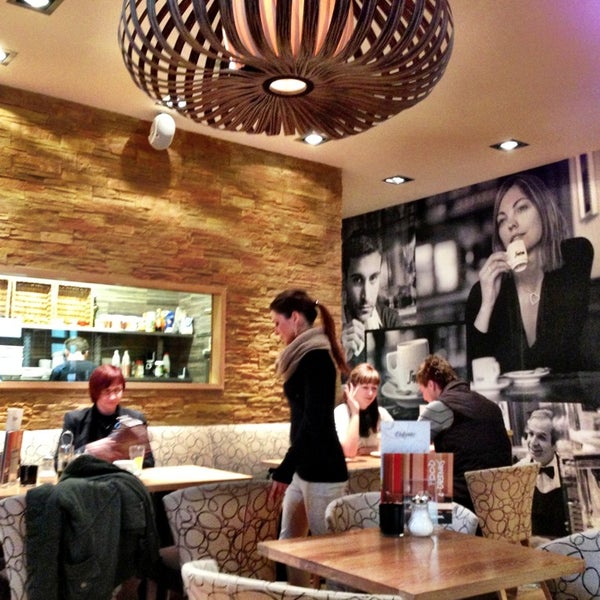 Foto diambil di Café Central oleh Mario pada 4/4/2013
