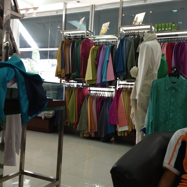 Photo taken at Omar Ali Boutique (TTDI) by Pp10 on 2/16/2013