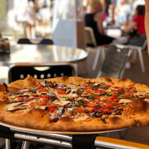 3/15/2018 tarihinde sametziyaretçi tarafından Pizza Rustica'de çekilen fotoğraf