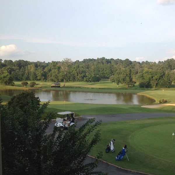 รูปภาพถ่ายที่ Polo Fields Golf &amp; Country Club โดย Jason B. เมื่อ 8/24/2013