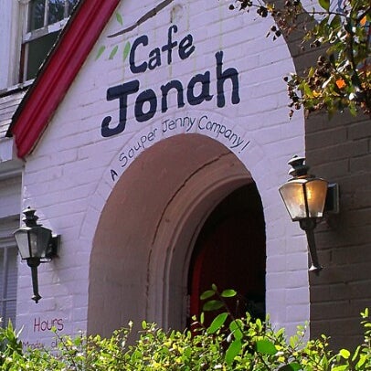 Снимок сделан в Cafe Jonah and The Magical Attic пользователем Walter C. 10/23/2012