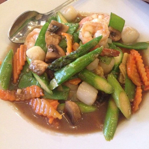 Снимок сделан в Bangkok Dee Thai Cuisine пользователем Anthony A. 7/12/2014