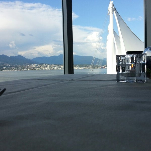 7/8/2013 tarihinde David B.ziyaretçi tarafından Five Sails Restaurant'de çekilen fotoğraf