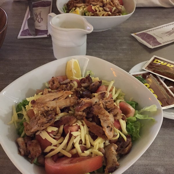 Das Foto wurde bei Dudu Cafe Restaurant von Serpil K. am 5/7/2015 aufgenommen