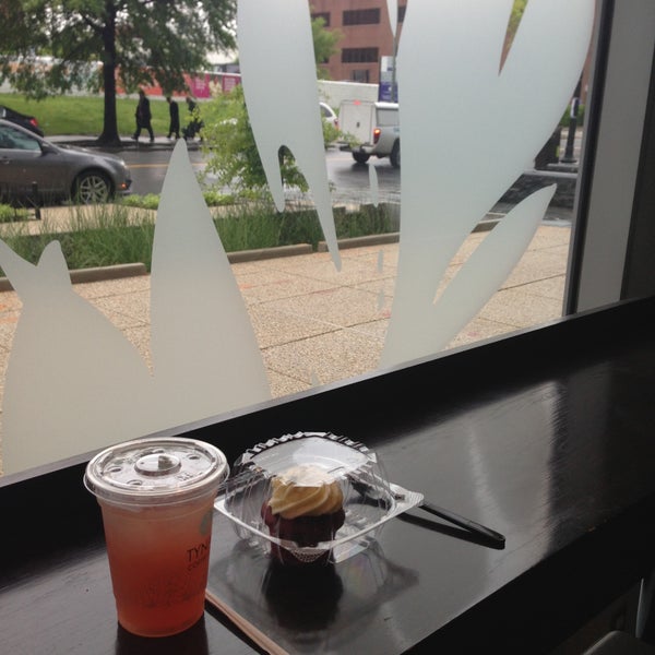 รูปภาพถ่ายที่ Tynan Coffee &amp; Tea โดย Brea E. เมื่อ 5/7/2013