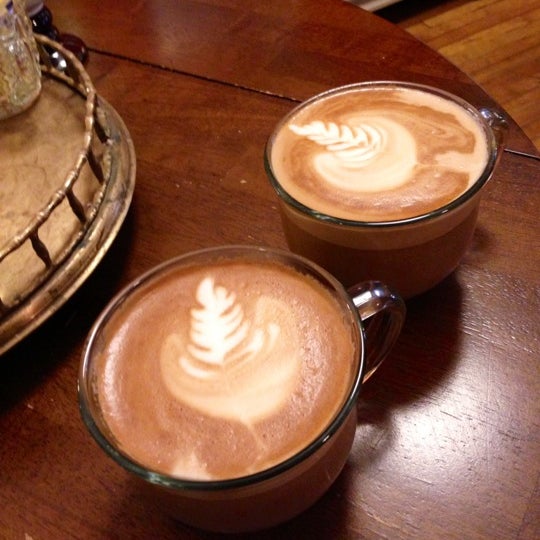 รูปภาพถ่ายที่ Redolencia Coffee House โดย Scott W. เมื่อ 11/25/2012