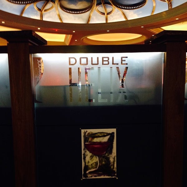3/30/2014 tarihinde Alan S.ziyaretçi tarafından Double Helix Wine &amp; Whiskey Lounge'de çekilen fotoğraf
