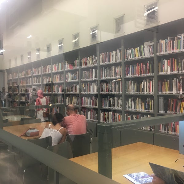 รูปภาพถ่ายที่ İstanbul Modern Kütüphane โดย Ozzy เมื่อ 9/17/2017
