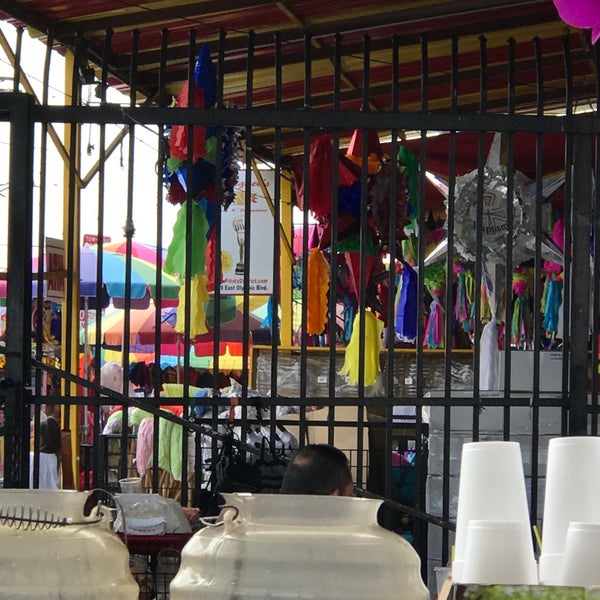Foto tirada no(a) Piñata District - Los Angeles por C M. em 7/22/2019