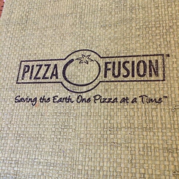 Photo taken at Pizza Fusion by Vita Marie on 4/21/2014