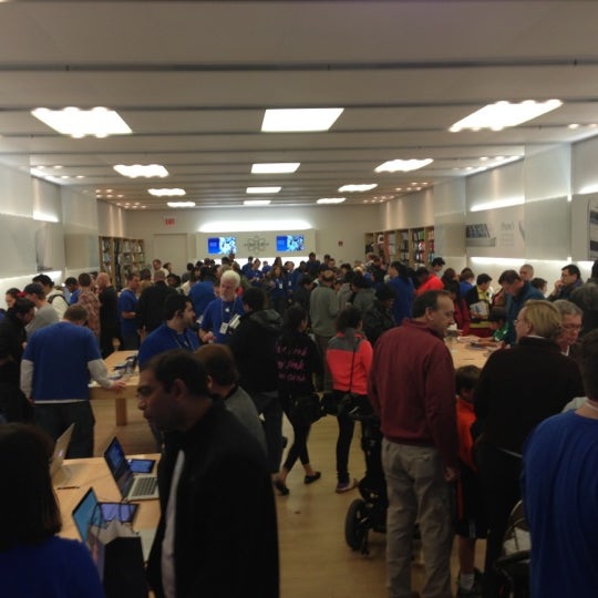 Photos at Apple Oakbrook Electronics Store in Oak Brook