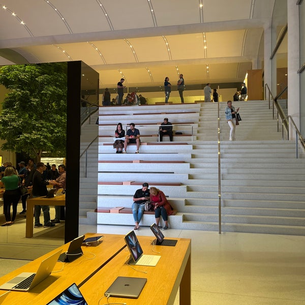 Aventura, Florida, USA - September 20, 2019: Apple store in Aventura Mall  on first day of officially started selling the iPhone 11, iPhone 11 Pro and  Stock Photo - Alamy