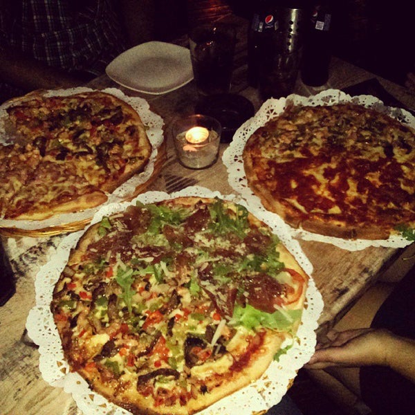 Monkey pizza. A monkey do a pizza.