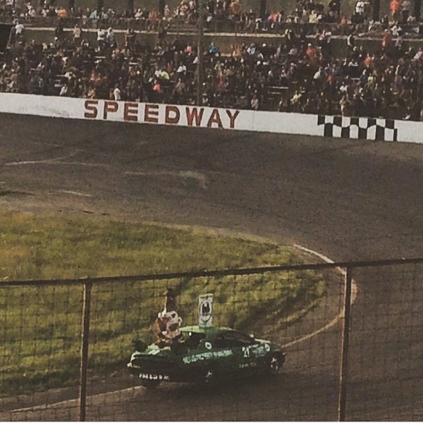 รูปภาพถ่ายที่ Seekonk Speedway โดย Nicholas D. เมื่อ 5/25/2015