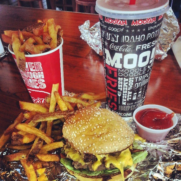 Das Foto wurde bei MOOYAH Burgers, Fries &amp; Shakes von Daniel M. am 3/28/2013 aufgenommen