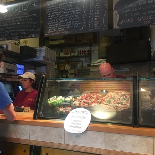 Foto diambil di Waldy’s Wood Fired Pizza &amp; Penne oleh Griff pada 8/28/2017
