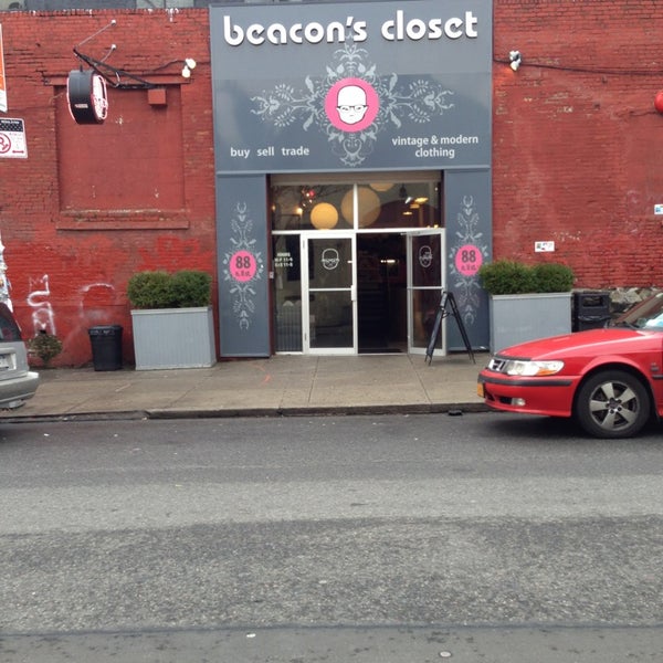 Foto tirada no(a) Beacon&#39;s Closet por CarlosT1 em 1/30/2013