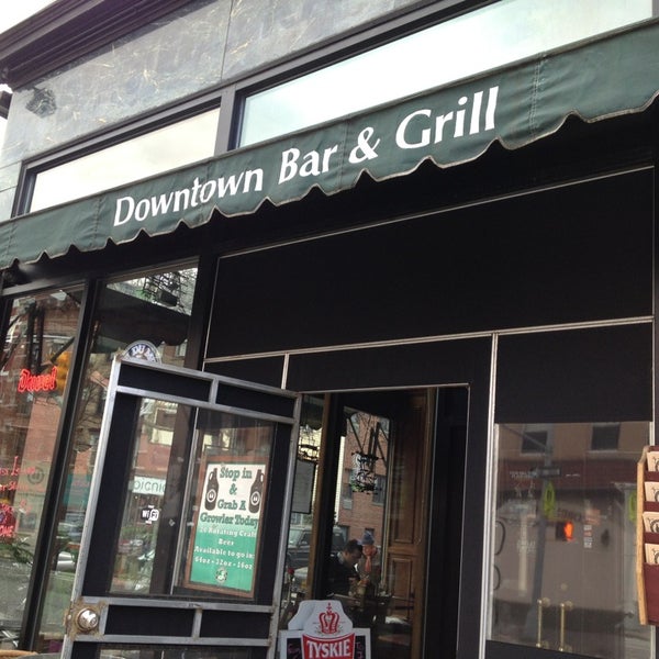 รูปภาพถ่ายที่ Downtown Bar &amp; Grill โดย JonathanT2 เมื่อ 2/6/2013