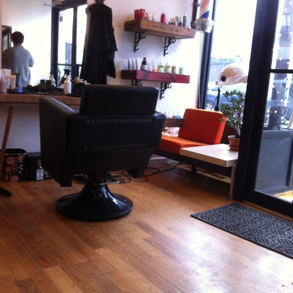 รูปภาพถ่ายที่ Badlands Salon &amp; Barber โดย DebraT3 เมื่อ 2/1/2013