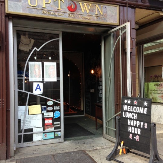 รูปภาพถ่ายที่ The Uptown Restaurant &amp; Bar โดย AlexT4 เมื่อ 11/29/2012
