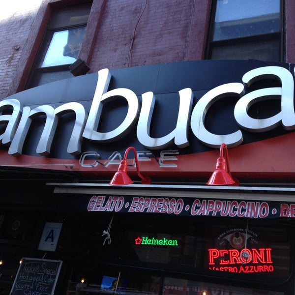 Photo prise au Sambuca&#39;s Cafe &amp; Desserts par AndresT5 le1/24/2013