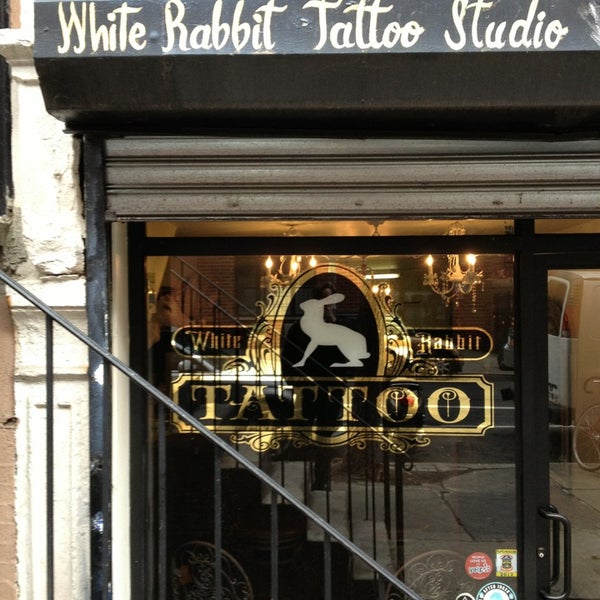 Foto tirada no(a) White Rabbit Tattoo por AndresT5 em 2/6/2013