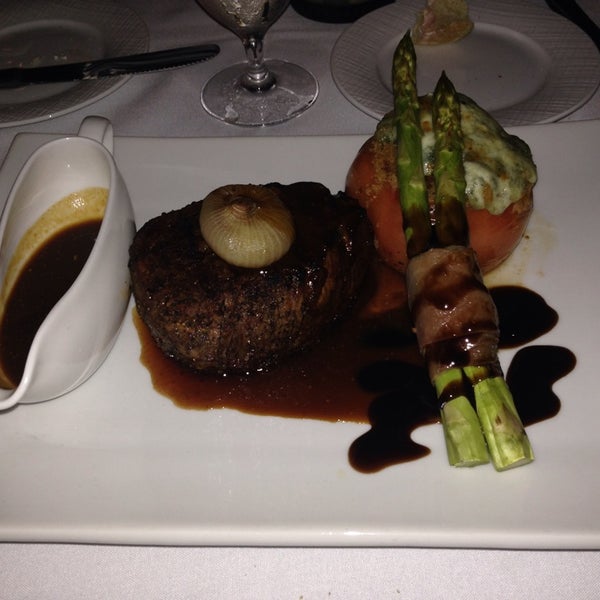 Foto scattata a Russell&#39;s Steaks, Chops, &amp; More da Haithem B. il 10/1/2014