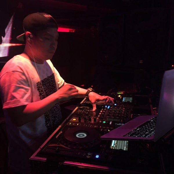 รูปภาพถ่ายที่ Guilly&#39;s Night Club โดย DJ KIMURAcei C. เมื่อ 8/10/2016